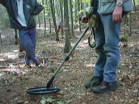 Schatzsucher mit Metalldetektor